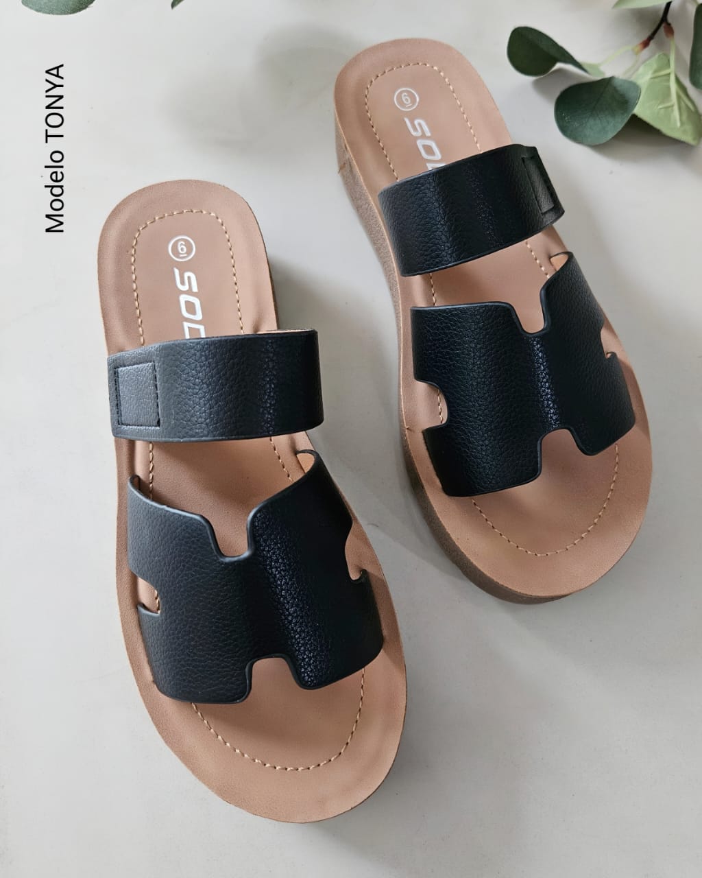 Sandalia con detalle H TONYA