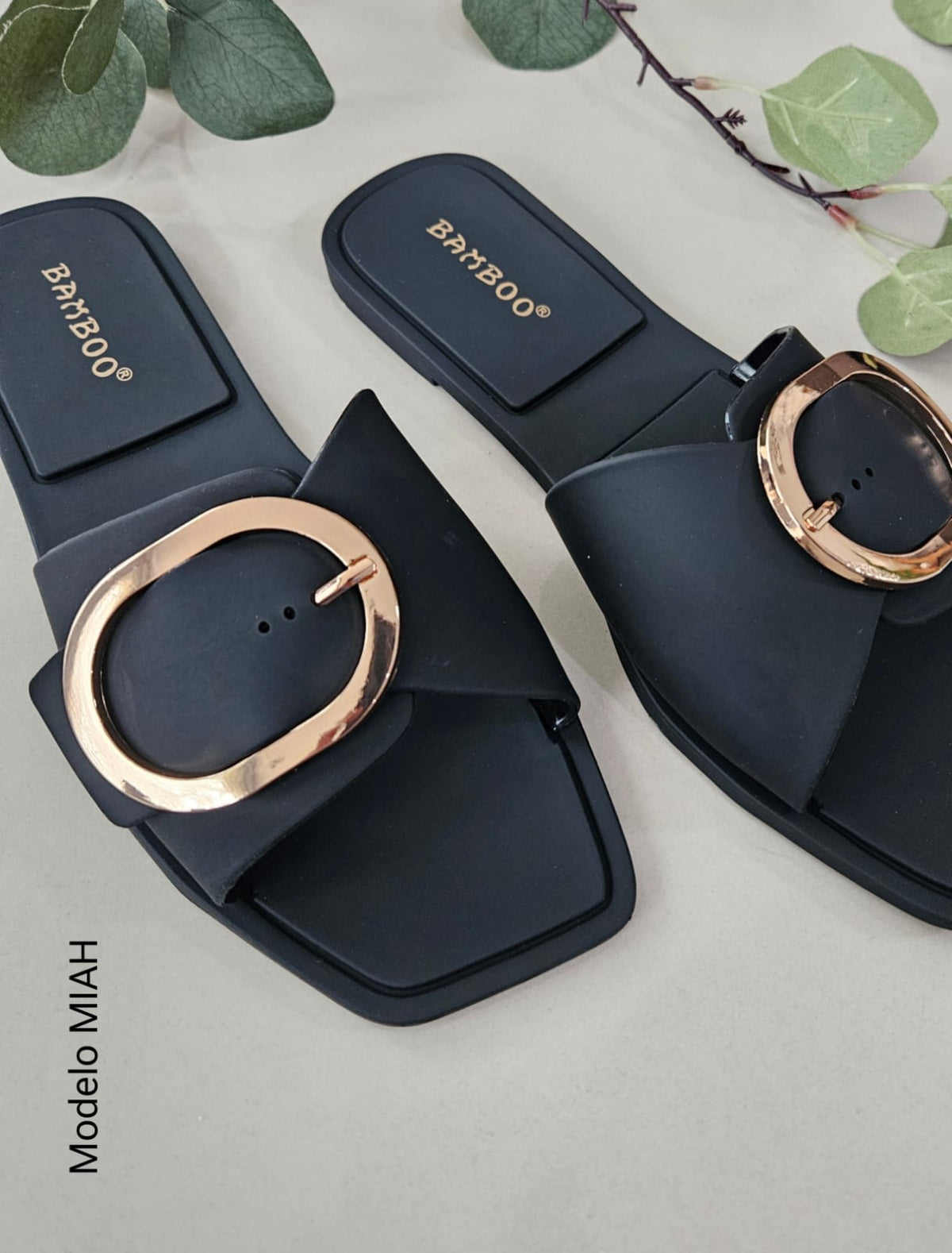 Sandalias con hebilla color dorado MIAH