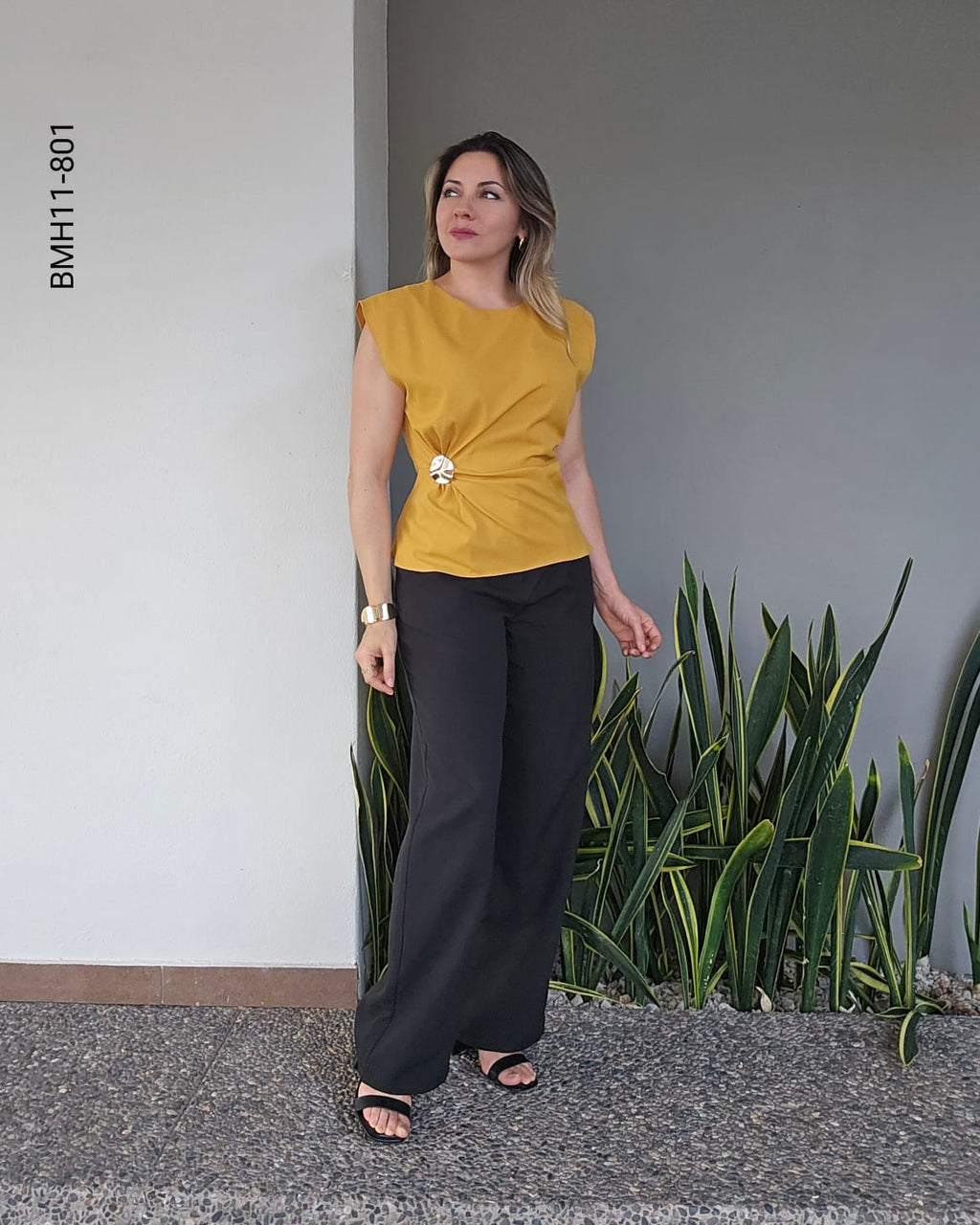 Blusa cuello cerrado sin mangas con broche K 801