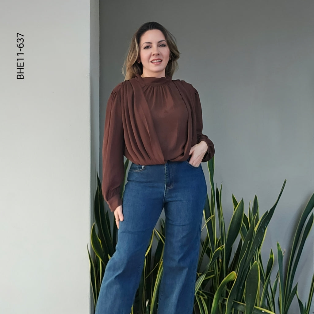Blusa Satinada de Cuello Alto con Pliegues Cruzados K 637