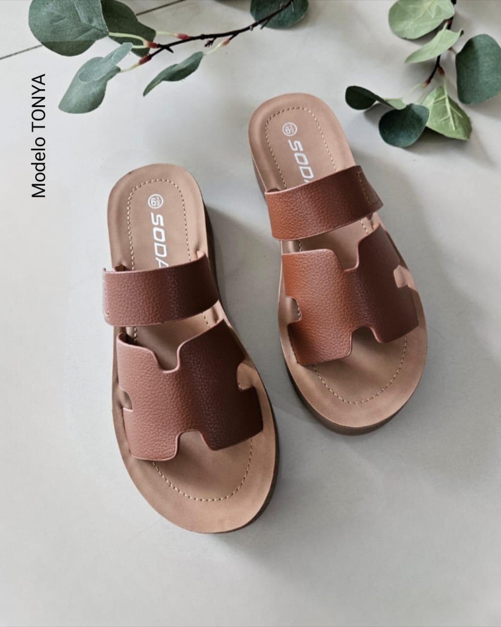 Sandalia con detalle H TONYA