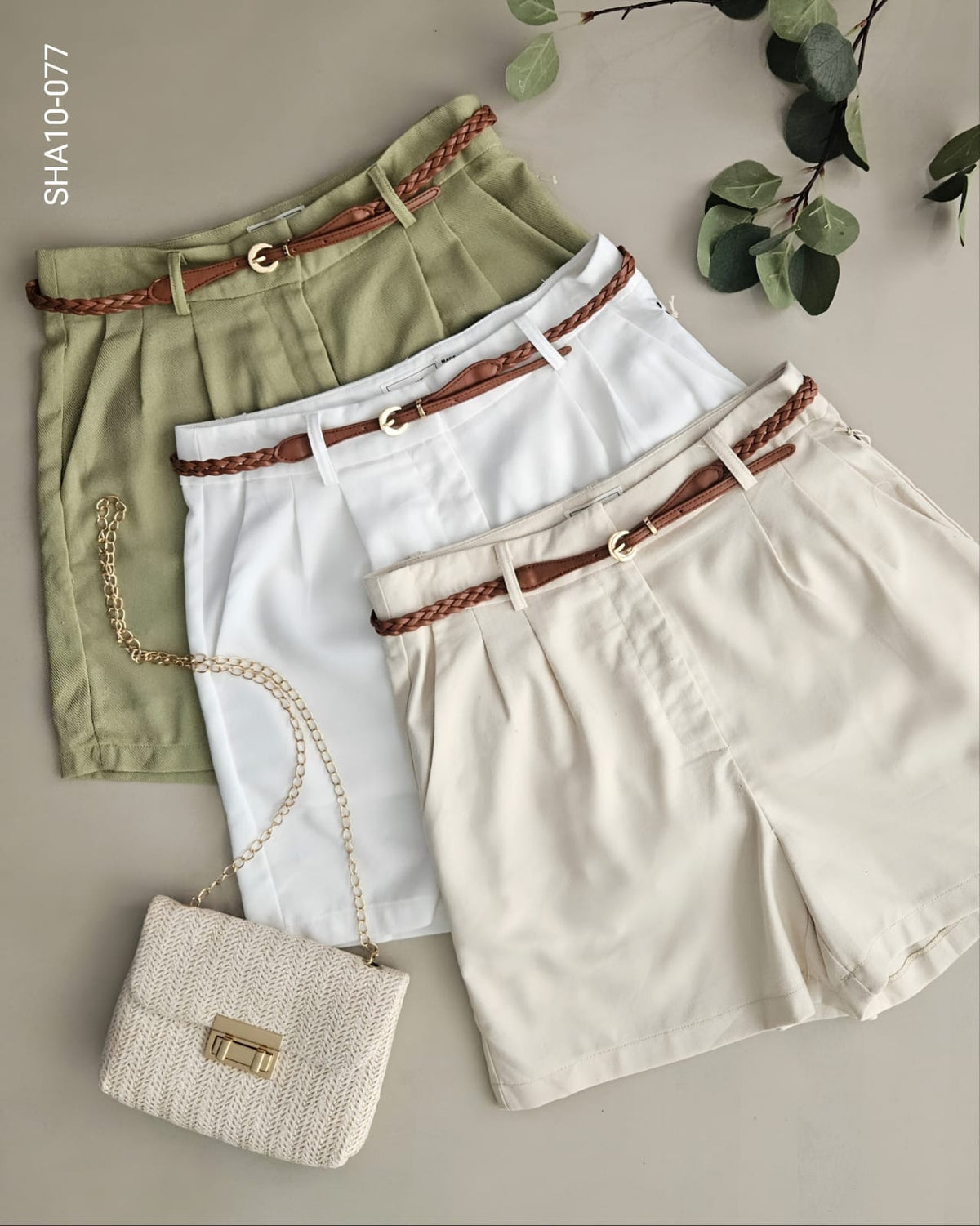Short con patoles frontales y cinto trenzado  J 077