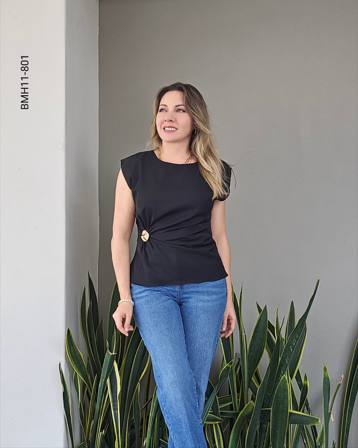 Blusa cuello cerrado sin mangas con broche K 801